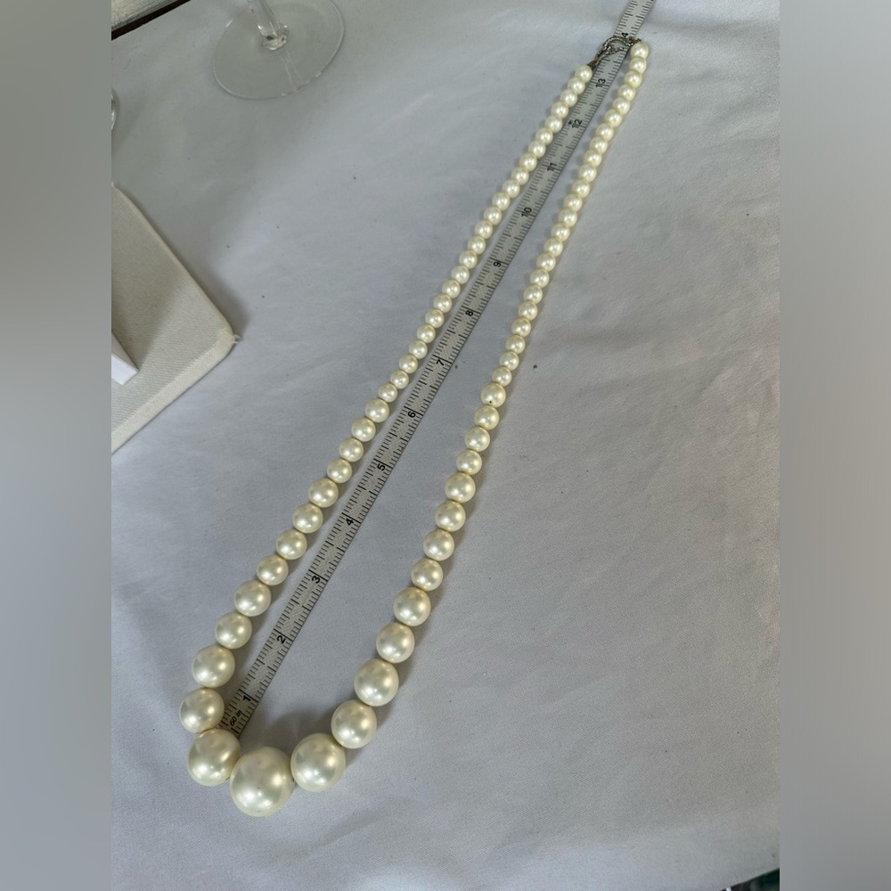 Long graduated size pearl bead statement necklace - Picture 4 of 5
